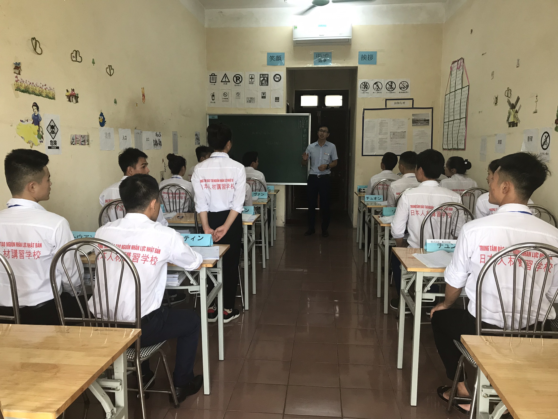 日本人教師　穴沢さん